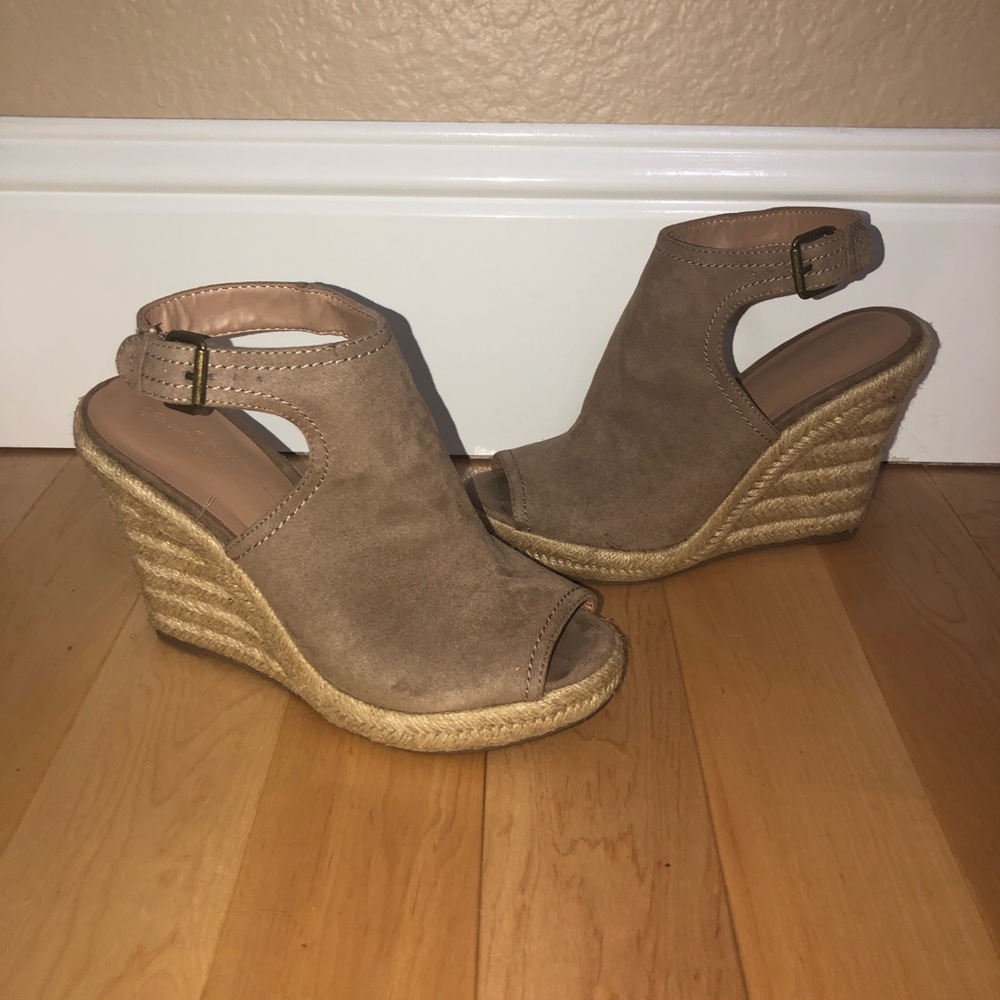 Light grey wedges